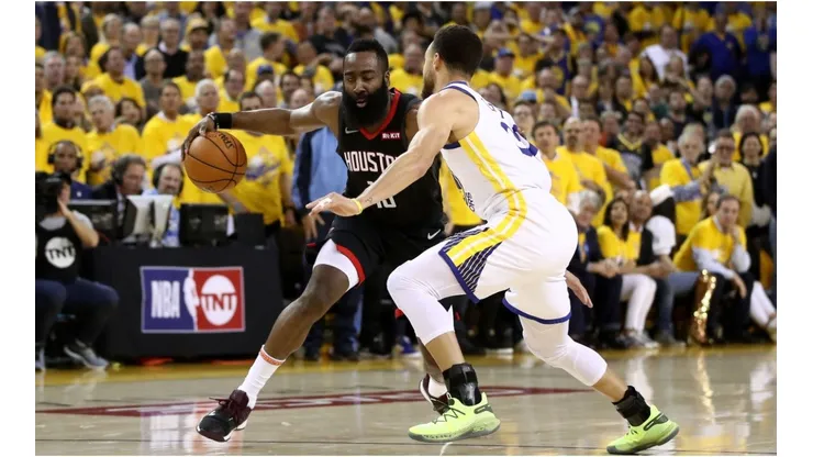 Stephen Curry guarding James Harden. (Getty)