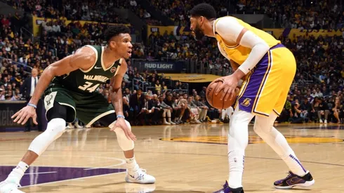 Giannis Antetokounmpo guarding Anthony Davis. (Getty)