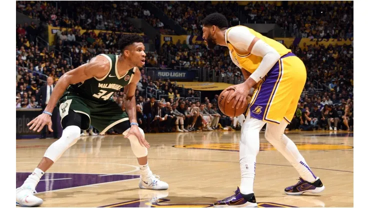 Giannis Antetokounmpo guarding Anthony Davis. (Getty)