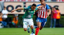 José Macías of Chivas (right) fights for the ball with Ángel Mena of León (Getty).