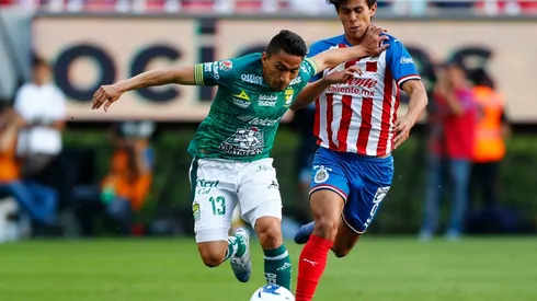 José Macías of Chivas (right) fights for the ball with Ángel Mena of León (Getty).