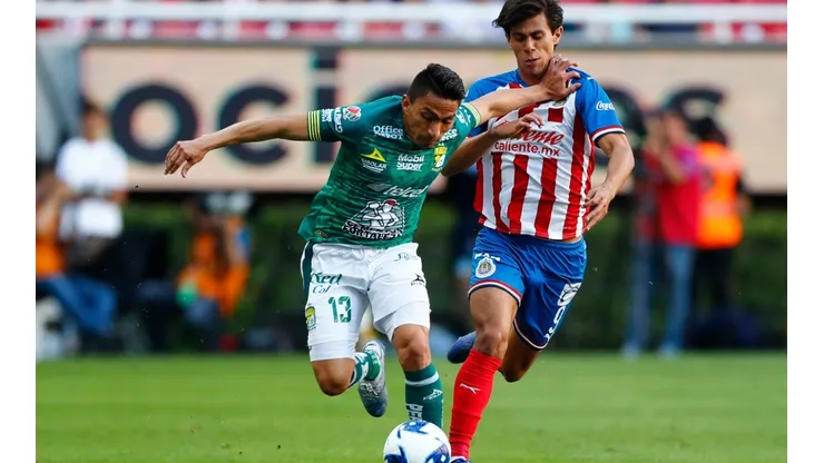 José Macías of Chivas (right) fights for the ball with Ángel Mena of León (Getty).