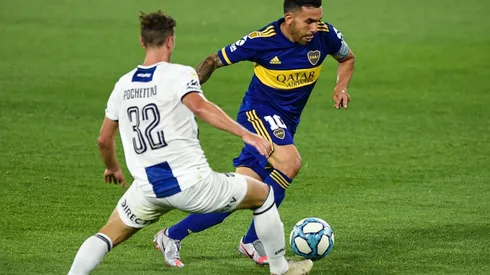 Carlos Tevez of Boca Juniors (right) fights for the ball with Tomás Pochettino of Talleres (Getty).