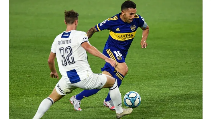 Carlos Tevez of Boca Juniors (right) fights for the ball with Tomás Pochettino of Talleres (Getty).
