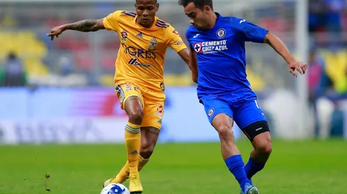 Luis Quiñones (left) of Tigres fights for the ball with Adrián Aldrete of Cruz Azul (Getty).