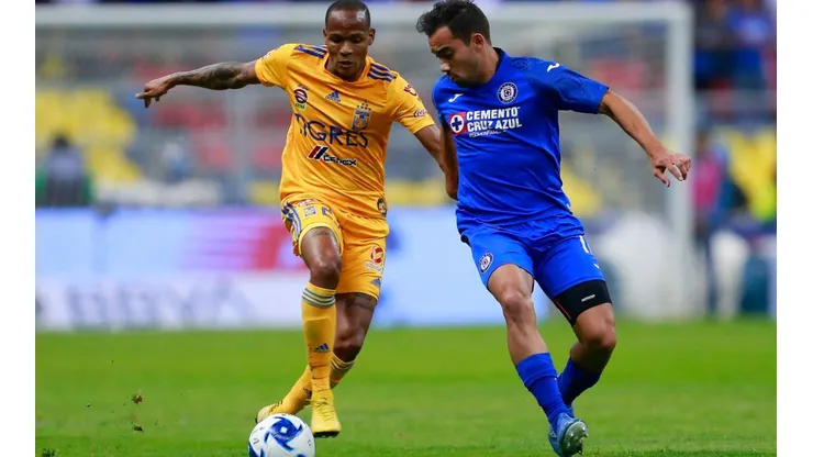Luis Quiñones (left) of Tigres fights for the ball with Adrián Aldrete of Cruz Azul (Getty).
