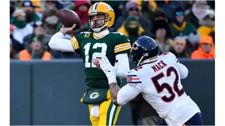 Khalil Mack trying to sack Aaron Rodgers. (Getty)