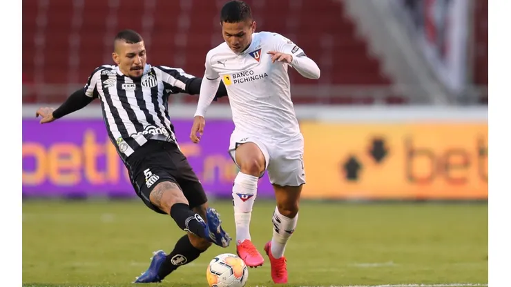 Santos earned a big win in their visit to Ecuador. (Getty)