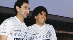 Diego Maradona (right) and Osvaldo Ardilles wearing the Tottneham jersey (Getty).