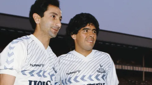 Diego Maradona (right) and Osvaldo Ardilles wearing the Tottneham jersey (Getty).