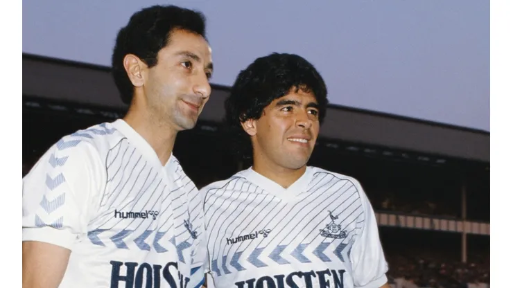 Diego Maradona (right) and Osvaldo Ardilles wearing the Tottneham jersey (Getty).