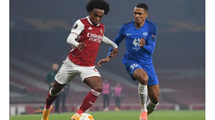 Willian of Arsenal (left) takes on Mathis Bolly of Molde (right).(Getty)