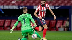 Yannick Carrasco of Atlético de Madrid runs with the ball past Marc-Andre ter Stegen of FC Barcelona on his way to scoring his team's first goal (Getty).