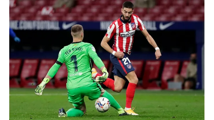 Yannick Carrasco of Atlético de Madrid runs with the ball past Marc-Andre ter Stegen of FC Barcelona on his way to scoring his team's first goal (Getty).