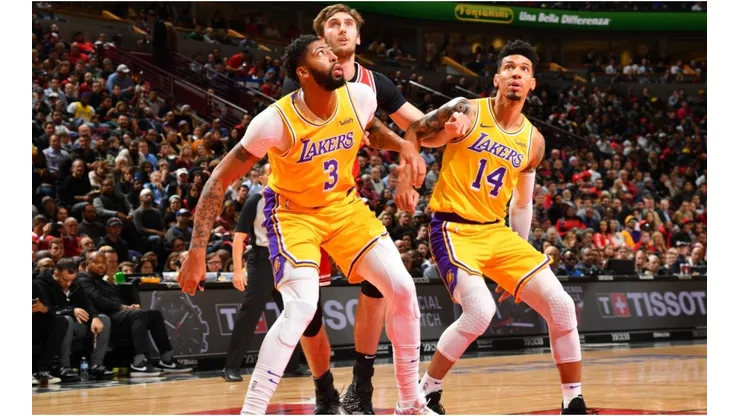 Anthony Davis and Danny Green boxing out. (Getty)