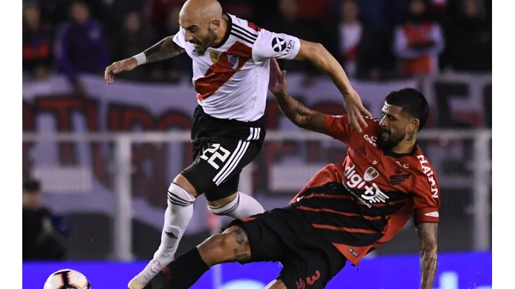 Lucho González of Athletico Paranaense (right) challenges Javier Pinola of River Plate (Getty).