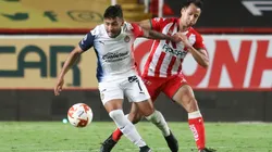 Ernesto Alexis Vega (left) of Chivas fights for the ball with Julio González of Necaxa (Getty).