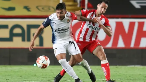 Ernesto Alexis Vega (left) of Chivas fights for the ball with Julio González of Necaxa (Getty).