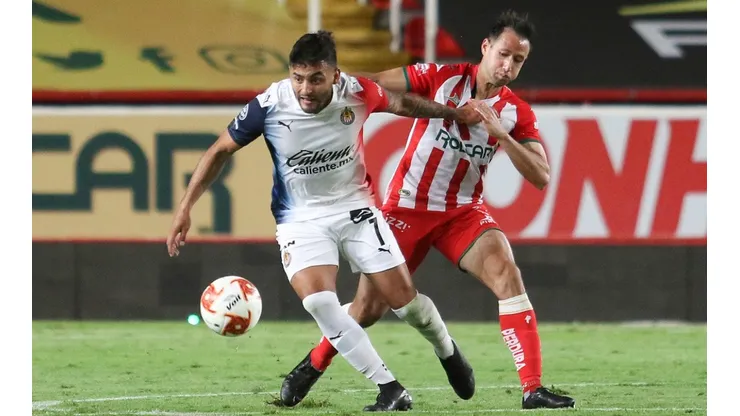 Ernesto Alexis Vega (left) of Chivas fights for the ball with Julio González of Necaxa (Getty).