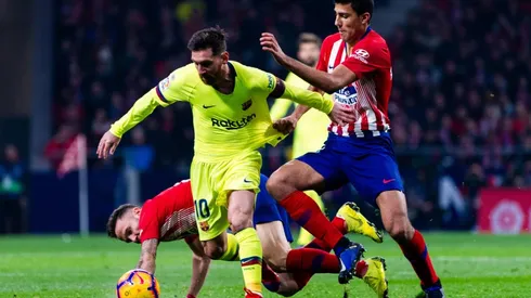 Lionel Messi of FC Barcelona (left) in action during the La Liga match between Atletico Madrid and Barcelona. (Getty)