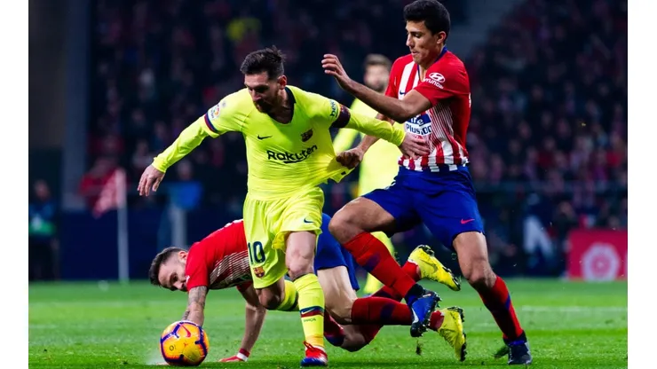 Lionel Messi of FC Barcelona (left) in action during the La Liga match between Atletico Madrid and Barcelona. (Getty)