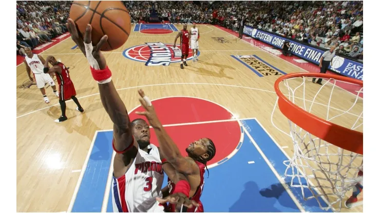 Ben Wallace scores over Udonis Haslem. (Getty)