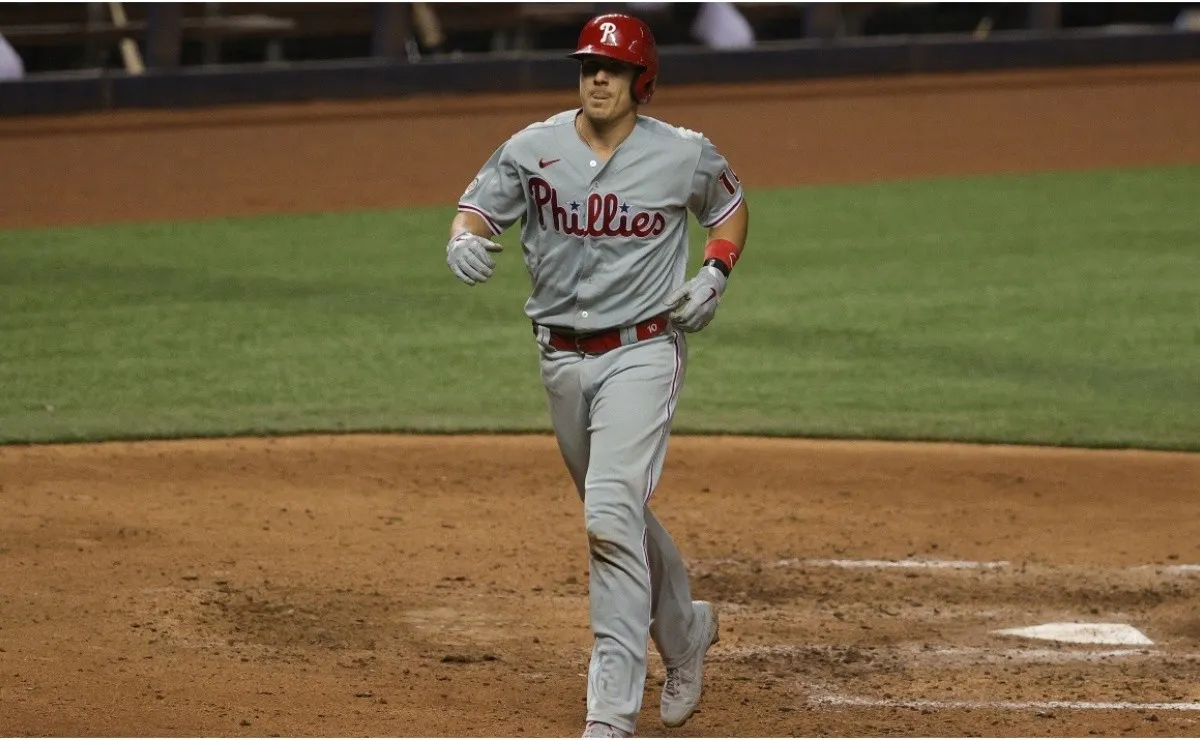 JT Realmuto running for base