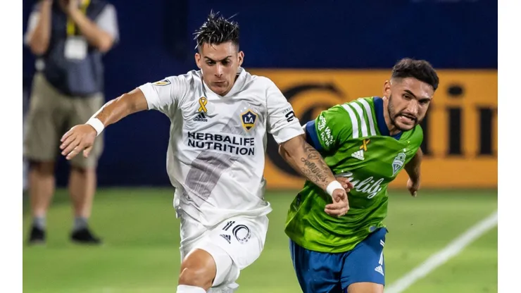 Cristian Pavón of Los Angeles Galaxy (left) battles Cristian Roldán of Seattle Sounders (Getty).