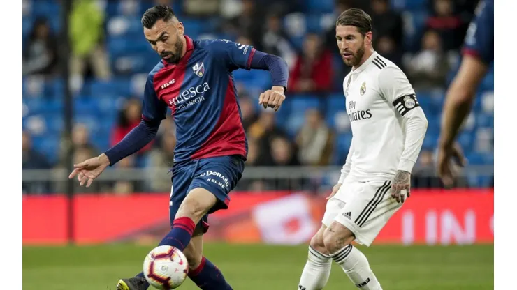 Enric Gallego of SD Huesca (left) and Sergio Ramos of Real Madrid (right). (Getty)