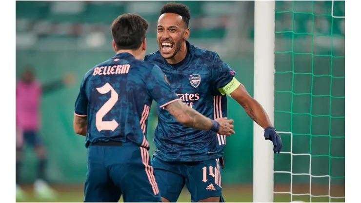 Pierre Emerick-Aubameyang celebrates a goal with Hector Bellerín. (Getty)