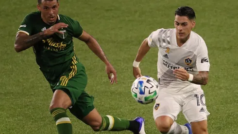 Julio Cascante of Portland Timbers (left) and Cristian Pavón of Los Angeles Galaxy compete for the ball (Getty).