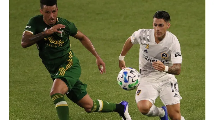 Julio Cascante of Portland Timbers (left) and Cristian Pavón of Los Angeles Galaxy compete for the ball (Getty).