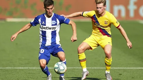 Pere Pons of Deportivo Alaves (left) competes for the ball with Frenkie De Jong of FC Barcelona (right). (Getty)