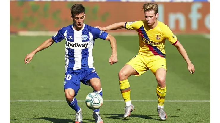 Pere Pons of Deportivo Alaves (left) competes for the ball with Frenkie De Jong of FC Barcelona (right). (Getty)