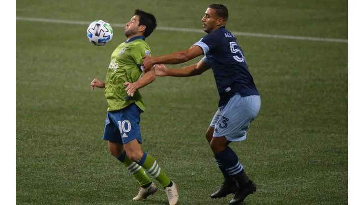 Seattle Sounders midfielder Nicolás Lodeiro (left) controls the ball in front of Vancouver Whitecaps defender Ali Adnan (Getty).