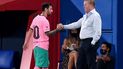 Ronald Koeman, Head Coach of FC Barcelona (right) greets Lionel Messi of FC Barcelona (left). (Getty)