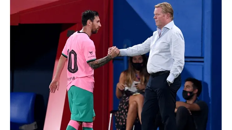 Ronald Koeman, Head Coach of FC Barcelona (right) greets Lionel Messi of FC Barcelona (left). (Getty)