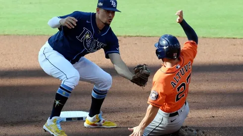 Rays' Willy Adames caughts José Altuve stealing. (Getty)