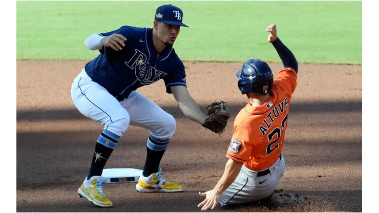 Rays' Willy Adames caughts José Altuve stealing. (Getty)