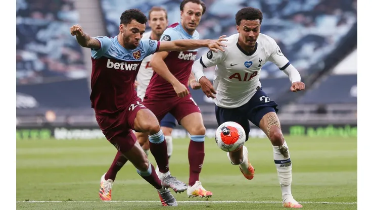 Dele Alli of Tottenham Hotspur (right) fights for the ball with Ryan Fredericks of West Ham (left). (Getty)