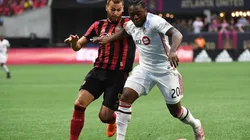 Ayo Akinola of Toronto FC (right) dribbles past Leandro Gonzalez of Atlanta United (left). (Getty)