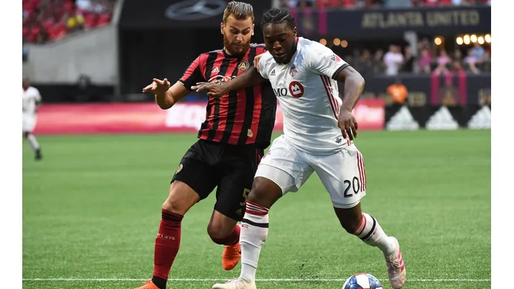 Ayo Akinola of Toronto FC (right) dribbles past Leandro Gonzalez of Atlanta United (left). (Getty)