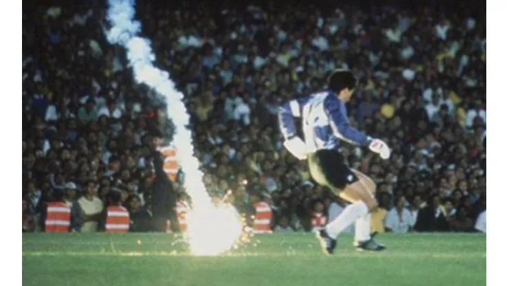 El Grafico’s picture that condemned Roberto Rojas to a life suspension. (El Grafico)
