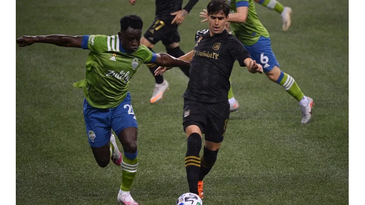 Seattle Sounders defender Yeimar Gomez (left) defends against Los Angeles FC midfielder Francisco Ginella (right). (Getty)