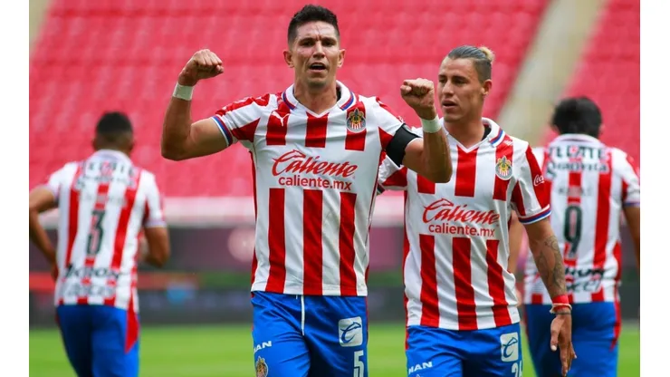 Jesús Molina of Chivas (center) suffered an injury that will keep him out of the field for some time (Getty).
