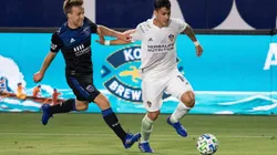 LA Galaxy forward Cristian Pavón (right) dribbles past San Jose Earthquakes forward Tommy Thompson (Getty).
