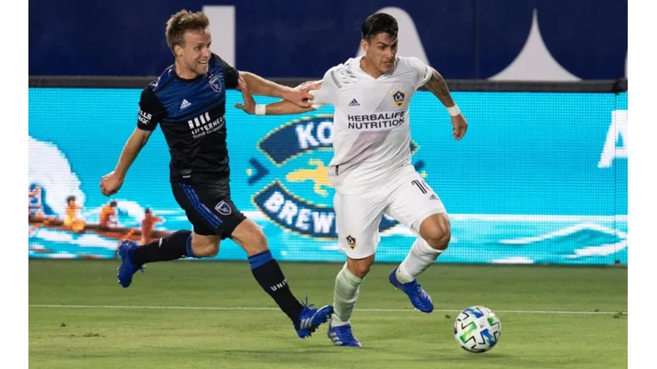LA Galaxy forward Cristian Pavón (right) dribbles past San Jose Earthquakes forward Tommy Thompson (Getty).