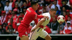 Adrián Mora (left) of Toluca and Jonathan Rodríguez of Cruz Azul fight for the ball (Getty).