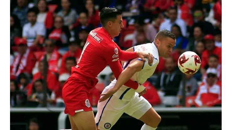 Adrián Mora (left) of Toluca and Jonathan Rodríguez of Cruz Azul fight for the ball (Getty).