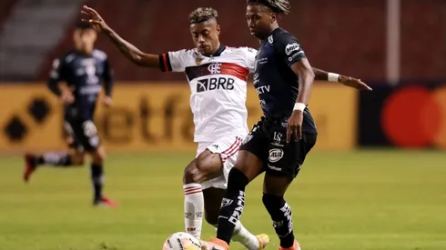 Angelo Preciado of Independiente del Valle (right) fights for the ball with Bruno Henrique of Flamengo (Getty).
